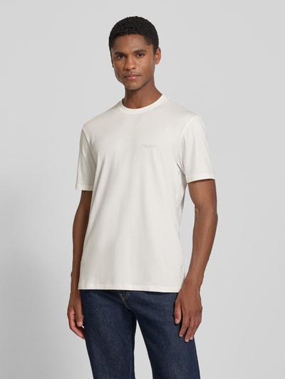 Männermodel trägt Extra Slim Fit T-Shirt mit Rundhalsausschnitt von Armani Exchange, hell, Logo, Herren T-Shirt, Ganzkörperansicht von vorne. Rückenlänge bei Größe M: 70 cm.