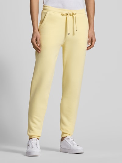 Frauenmodel trägt Sweatpants mit elastischem Bund von Christian Berg Woman, Baumwoll-Mix, lockerer Schnitt, Tunnelzug, französische Eingrifftaschen, Ganzkörperansicht von vorne.