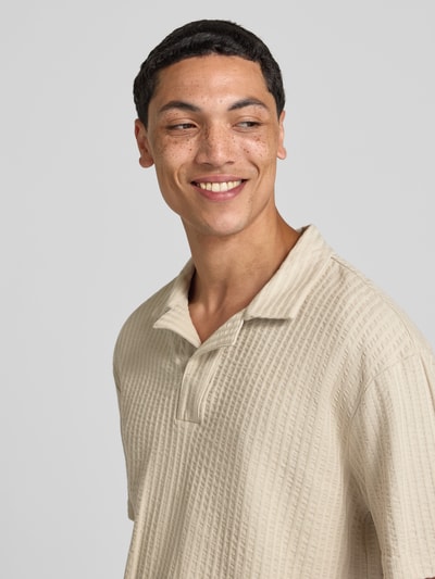 Männermodel trägt Relaxed Fit Poloshirt aus reiner Baumwolle Modell 'AUSTIN' von Only & Sons, Optik: Unifarben, gestreift, Seersucker, Nahaufnahme Oberkörper