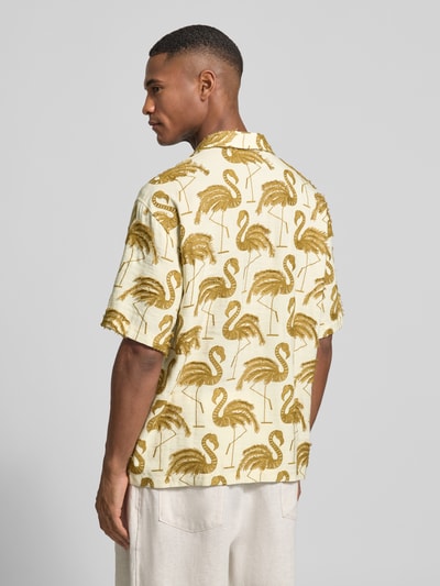Männermodel trägt Regular Fit Freizeithemd mit Reverskragen von JAKE*S STUDIO MEN, gold-beiges Flamingo-Muster, Ganzkörperansicht Rückansicht. Rückenlänge bei Größe M 71 cm, Schulterbreite 53 cm, Ärmellänge 26 cm, kurzärmelig, durchgehende Knopfleiste.