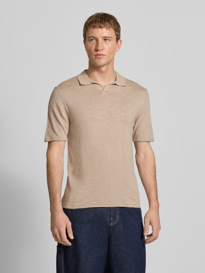 Männermodel trägt Slim Fit Poloshirt in Strick-Optik Modell 'Kane' von JACK & JONES aus reiner Baumwolle, kurzärmelig, Ganzkörperansicht von vorne