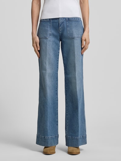 Frauenmodel trägt Flared Fit Jeans mit aufgesetzten Taschen von MICHAEL Michael Kors aus elastischem Baumwoll-Mix in mittlerem Blau, Ganzkörperansicht von vorne.