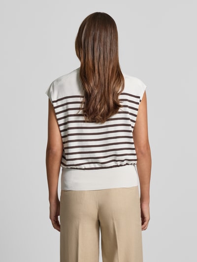 Frauenmodel trägt Strickshirt aus Seide-Baumwoll-Mix mit Rundhalsausschnitt von Windsor, Damen, Relaxed-Fit, Allover-Look, Rückenlänge bei Größe 36: 57 cm, gestreifte Optik in Beige und Braun, Ganzkörperansicht Rückansicht.
