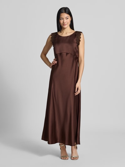 Frauenmodel trägt Midikleid aus Satin mit Spitzenbesatz von Luisa Cerano in Braun mit taillierter Passform, Ganzkörperansicht von vorne.