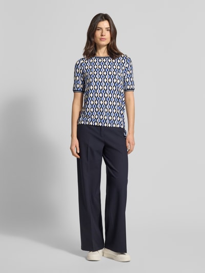 Kobiece modelka nosi T-shirt im Allover-Look od Betty Barclay z mieszanki wiskozy i elastanu, krój regular fit, okrągły dekolt, tunel, długość tyłu w rozmiarze 36: 63 cm, wielokolorowy wzór geometryczny, gładka faktura, pełny widok z przodu.