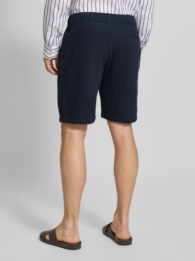Männermodel trägt Shorts mit elastischem Bund und Tunnelzug von MCNEAL, Baumwoll-Mix, Regular-Fit, dunkelblau, Ganzkörperansicht Rückansicht.
