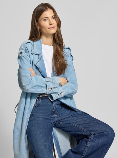 Modelka nosi Regular Fit Mantel mit Lyocell-Anteil od Liu Jo White, mieszanka bawełny i lyocellu, krój regular fit, tkanina stylizowana na denim, taliowany fason, odpinana materiałowa tasiemka, kołnierz z połami, wpuszczane kieszenie, długość tyłu w rozmiarze 36: 123 cm, szerokość ramion w rozmiarze 36: 50 cm, szerokość klatki piersiowej w rozmiarze 36: 44 cm, długość rękawów w rozmiarze 36: 55 cm, jasnoniebieskie odcienie i miękka faktura, widok całej sylwetki z przodu.