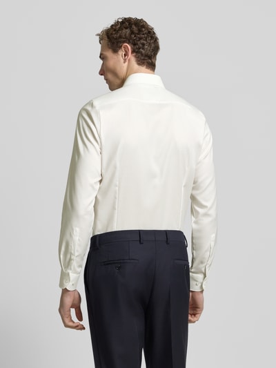Männermodel trägt Slim Fit Businesshemd in Premiumqualität von OLYMP, Optik: Unifarben, Baumwoll-Mix, Ganzkörperansicht Rückansicht.