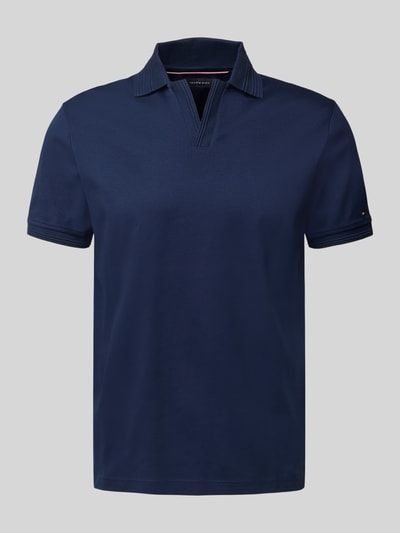 Produktfoto, Regular Fit Poloshirt aus reiner Baumwolle von Tommy Hilfiger, unifarben dunkelblau, Polokragen, Logo-Detail, seitliche Schlitze