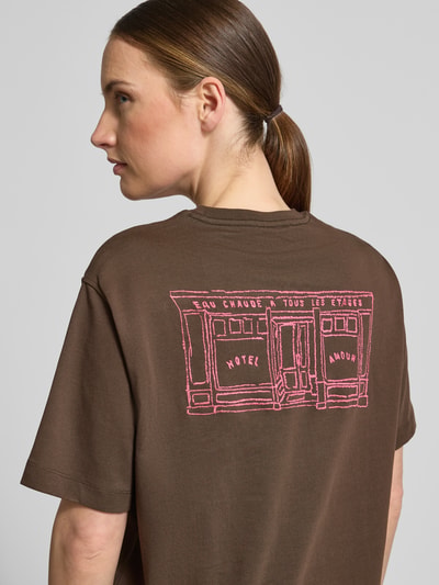 Vrouwenmodel draagt Relaxed Fit T-shirt uit puur katoen model 'BROOK SS HOTEL' van Selected Femme, look: effen, jersey materiaal, applicatie met labelstitching, ronde hals, korte mouw, Ganzkörperansicht Rückansicht.