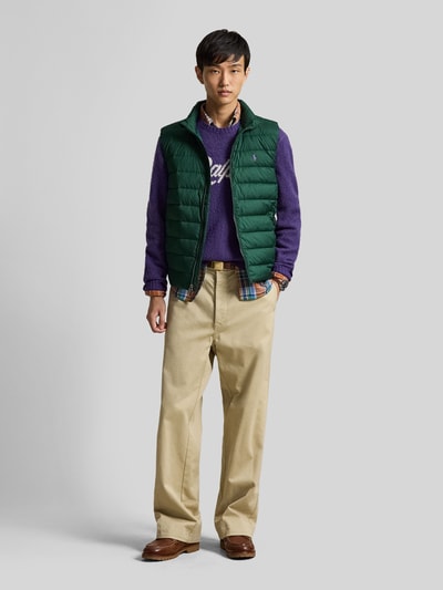 Männermodel trägt grüne regular fit bodywarmer mit gestikt logo Regular Fit Weste mit Logo-Stitching von Polo Ralph Lauren, Heren Weste, Ganzkörperansicht von vorne