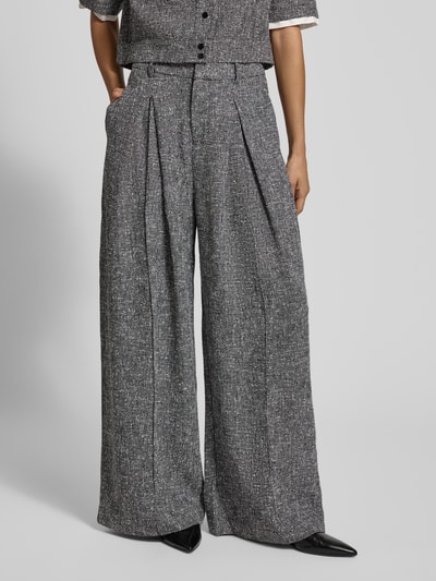Vrouwenmodel draagt Wide Leg bandplooibroek Model 'JERK' van SUNCOO PARIS, materiaalmix met viscose, grijstinten, detailopname.