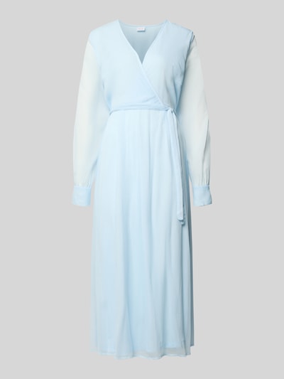 Produktfoto, hellblaues Midikleid mit Taillenband Modell 'FALIA' von Vila in Wickel-Optik, V-Ausschnitt, langärmelig, semitransparente Optik, blickdichter Unterrock, taillierte Passform, Rückenlänge 127 cm, Brustweite 47 cm, Ärmellänge 66 cm.