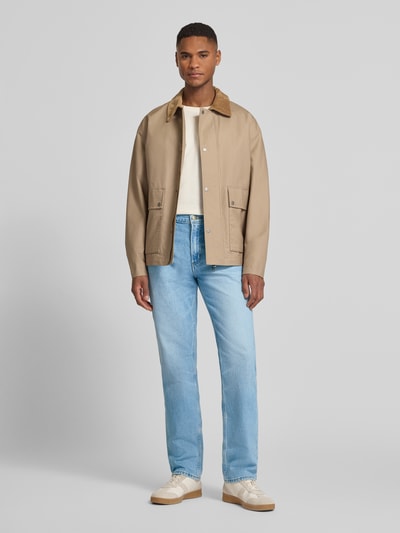 Männermodel trägt Straight Fit Jeans im 5-pocketmodel model 'WEST' van Lee, mix van katoen en elastaan, bandwijdte 42 cm, binnenbeenlengte 83 cm, ganzkörperansicht van voren.