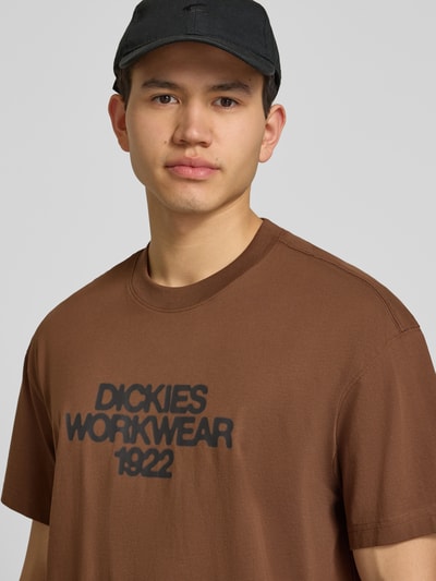 Mannenmodel draagt T-shirt met labelprint model 'TORREY' van Dickies van puur katoen, regular fit, ronde hals, nahaufnahme bovenlichaam.