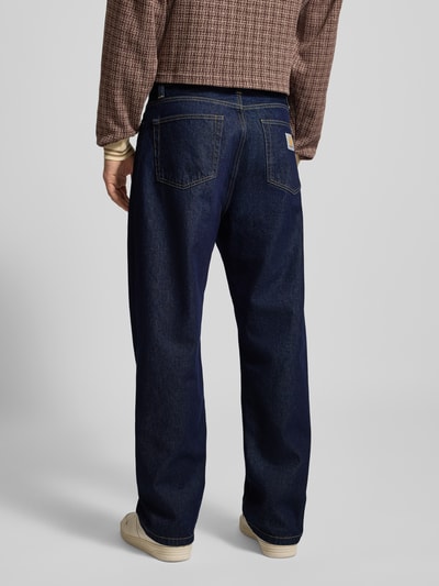 Męski model nosi Jeans mit weitem Bein Modell 'LANDON' od Carhartt Work In Progress, bawełna, ciemnoniebieski, ujęcie całej sylwetki z tyłu.