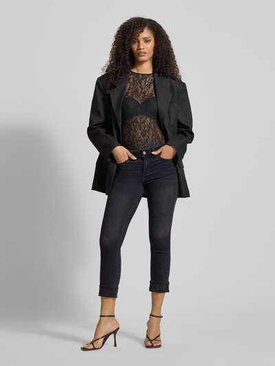 Vrouwenmodel draagt Jeans met steekzakken Model 'MONROE' van Liu Jo White, mix van katoen en lyocell, skinny fit, vooraanzicht.