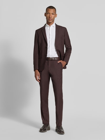Männermodel trägt Regular Fit Sakko mit Woll-Anteil Modell 'Jamie' von Tiger of Sweden in Dunkelbraun, glatte Textur, Ganzkörperansicht von vorne. Elastischer Material-Mix, Reverskragen, 2-Knopfleiste, Pattentaschen.