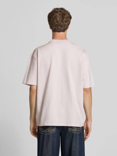 Männermodel trägt Oversized T-Shirt mit Label-Stitching von Pegador aus Reine Baumwolle, Rückenlänge 70 cm, Herren T-Shirt, Ganzkörperansicht Rückansicht.