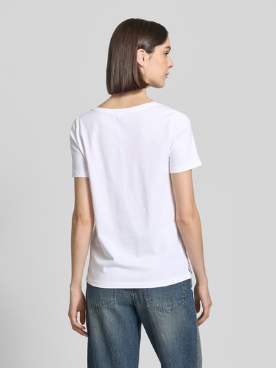 Frauenmodel trägt Regular Fit T-Shirt aus reiner Baumwolle von s.Oliver RED LABEL, Optik: Unifarben, Ganzkörperansicht Rückansicht.