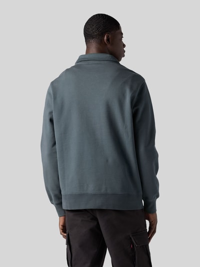 Männermodel trägt Regular Fit Pullover aus reiner Baumwolle von Levi's®, dunkelgrau, glatter Stoff, Ganzkörperansicht Rückansicht.