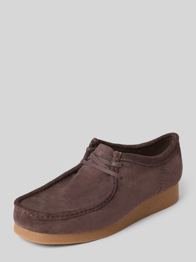 Produktfoto, Mokassins aus echtem Leder Modell 'Wallabee' von Clarks, brązowa naturalna skóra, zaokrąglony kształt, wiązanie, gładka podeszwa, wysokość obcasa 3 cm, wysokość cholewki 8 cm, szerokość w rozmiarze 44: 14 cm