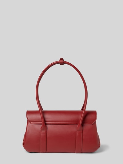 Produktfoto, Handtasche mit Label-Applikation od VALENTINO BAGS, czerwona, prostokątna forma, gładka faktura, uchwyt i pasek na ramię, kontekst: damska torebka z klapką i zapięciem magnetycznym, szerokość 34 cm, wysokość 17 cm, głębokość 14 cm, pasek 125 cm.