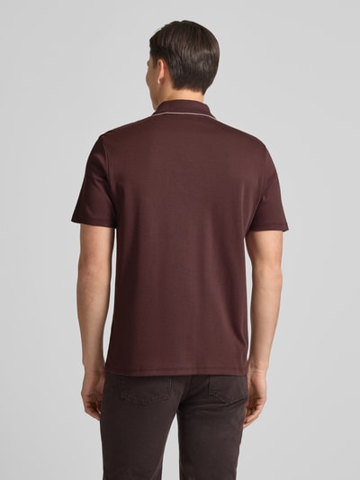 Männermodel trägt Regular Fit Poloshirt aus reiner Baumwolle Modell 'DALUMO' von HUGO, Optik: Unifarben, Ganzkörperansicht Rückansicht.