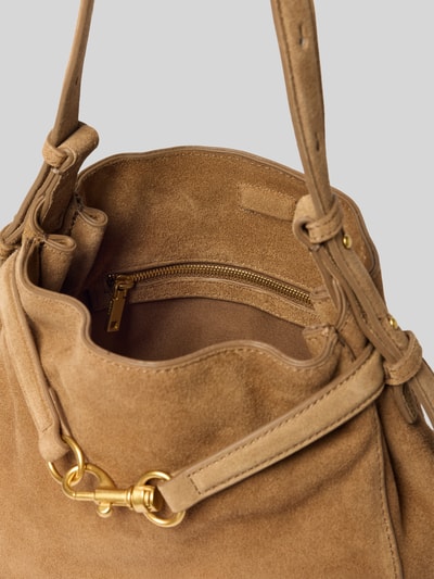 Produktfoto, Handtasche aus Rindsleder mit Karabiner Modell 'CHUS' von MANGO, beige Farbe, goldener Verschluss, Magnetverschluss, Innenfach mit Reißverschluss, strukturierte Wildleder-Oberfläche, contextgetreue Produktdetails sichtbar
