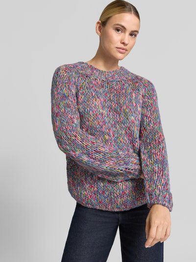 Kobiece model nosi Regular Fit Pullover mit Schurwoll-Anteil in Strick-Optik od Rich & Royal, elastyczna mieszanka materiałów, imitacja dzianiny, okrągły dekolt, długie rękawy, długość tyłu w rozmiarze S: 54 cm, długość rękawów w rozmiarze S: 66 cm, kolorowa struktura, widoczne grube sploty, widok całej sylwetki z przodu.