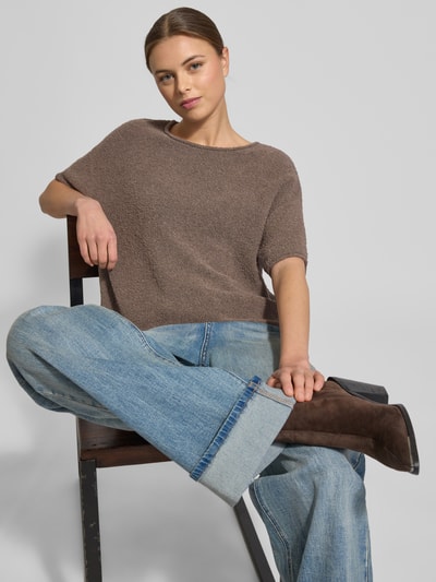 Vrouwenmodel draagt Boxy Fit Pullover uit katoenmix badstof van Marc O'Polo, look effen, boxy fit, korte mouw, rolzoom, badstof textuur. Ganzkörperansicht von voren.