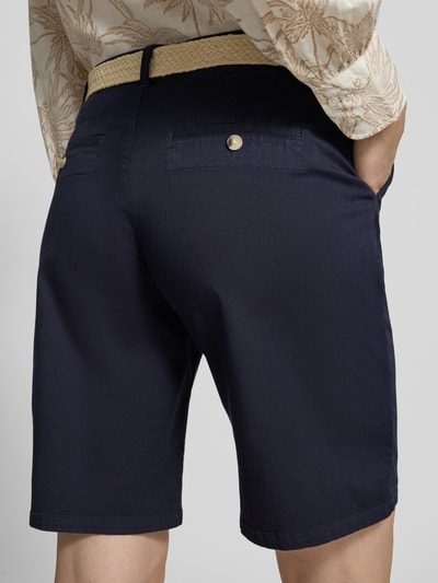 Frauenmodel trägt Bermudas mit Gürtel Modell 'ROVENA' von Soyaconcept aus Baumwoll-Elasthan-Mix, Regular-Fit, dunkelblau, Ganzkörperansicht Rückansicht.