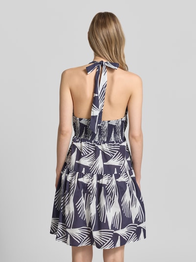 Frauenmodel trägt Minikleid im Allover-Look Modell 'Leanne' von GUIDO MARIA KRETSCHMER WOMAN aus Reiner Baumwolle, A-Linie, Rückenlänge 67 cm, Brustweite 31 cm, ganzkörperansicht rückansicht.