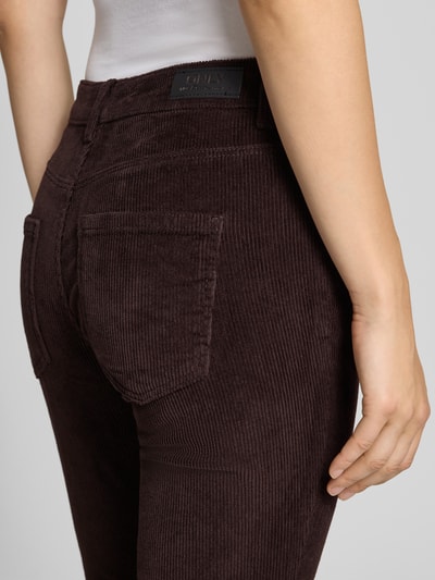 Vrouwenmodel draagt Fit and Flare corduroy broek uit katoenmix model 'MARY' van ONLY, Dames corduroy broek, detailopname achterkant