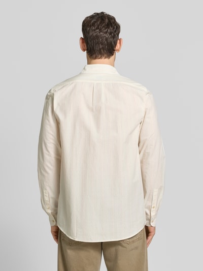 Männermodel trägt Regular Fit Freizeithemd aus reiner Baumwolle von PAUL SMITH, Knopfleiste, Kentkragen, Rückansicht, Ganzkörperansicht.