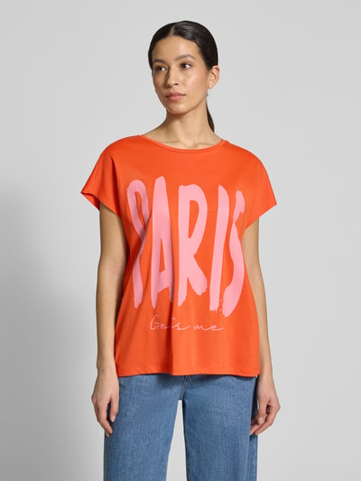 Frauenmodel trägt Oversized Fit T-Shirt aus Viskose-Mix von Smith & Soul, orange mit rosa Motiv-Print, Rundhalsausschnitt, Baumwoll-Viskose-Mix, Rückenlänge bei Größe S: 62 cm, Ganzkörperansicht von vorne.