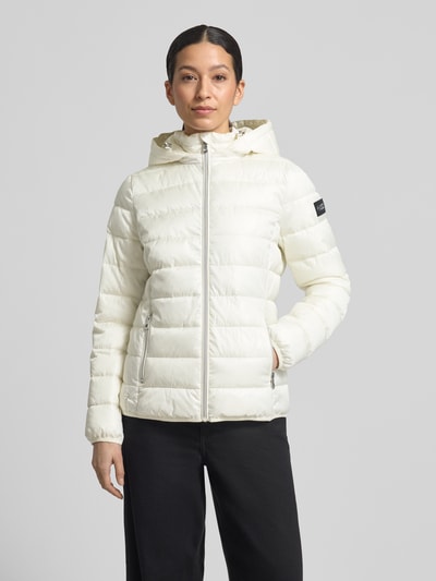 Vrouwenmodel draagt Regular Fit Steppjacke mit Kapuze van NAUTGÅRD in wit, met label-detail, tunnelkoord, verborgen rits, voorkant bovenlichaam close-up.