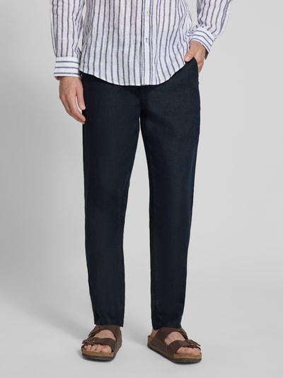 Männermodel trägt Leinenhose mit Eingrifftaschen Modell 'Pandrup' von Casual Friday in Dunkelblau, Regular-Fit, reine Leinen, Nahaufnahme Unterkörper, Kontext: Herren Leinenhose, Bundweite bei Größe 32/32 42 cm, Innenbeinlänge 83 cm.