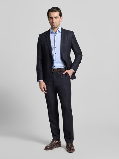 Männermodel trägt Regular Fit Business Hemd aus Baumwolle mit Kentkragen von Christian Berg Men in Hellblau, kombiniert mit dunklem Anzug, Ganzkörperansicht von vorne.