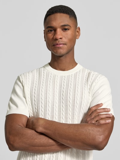 Męski model nosi T-Shirt mit Zopfmuster od Lindbergh, bawełna, prosty krój, imitacja dzianiny, okrągły dekolt, długość tyłu 68 cm, rozmiar M, zbliżenie na górną część ciała