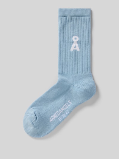 Produktfoto, Socken aus Baumwoll-Mix Modell 'SAAMUS BOLD' von Armedangels in effen lichtblauw met label-schrift, ribgebreide boord, stretch