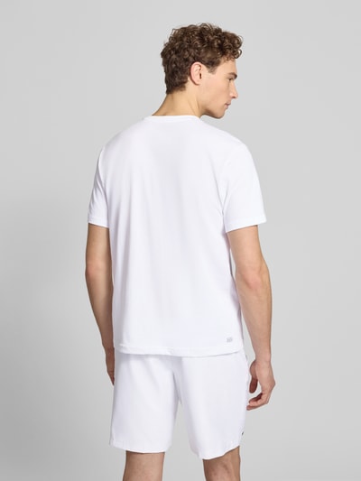 Mannelijk model draagt Regular Fit T-Shirt uit katoenmix van Lacoste Sport, wit, uni, logo-applicatie, sneldrogend, rugaanzicht, gehele lichaam.