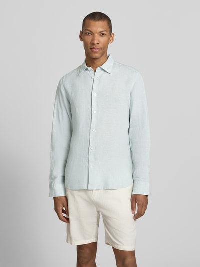 Männermodel trägt Regular Fit Freizeithemd aus reinem Leinen Modell 'REGKYLIAN' von SELECTED HOMME, hellblau, unifarben, Ganzkörperansicht von vorne.