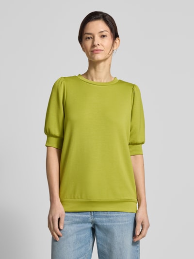 Frauenmodel trägt Sweatshirt mit 1/2-Arm Modell 'BANU' von Soyaconcept, Material-Mix mit Modal-Anteil, Regular-Fit, Rundhalsausschnitt, Puffärmel, frische grüne Farbe, leicht glänzende glatte Textur, Ganzkörperansicht von vorne.