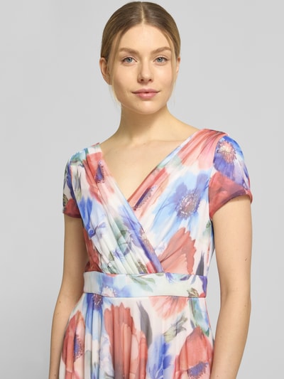 Kobiece model prezentuje Cocktailkleid mit V-Ausschnitt od Vera Mont, kolorowy szyfon, fason A-linie, midi, dekolt V, zbliżenie na górną część sukienki, szerokość w rozmiarze 36: 39 cm, długość pleców w rozmiarze 36: 120 cm, rękaw 14 cm, kryta podszewka, zamek na plecach, widok z przodu, zdjęcie zbliżeniowe górnej części.