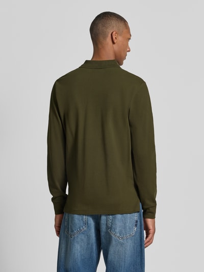 Männermodel trägt Slim Fit Pullover aus Baumwoll-Mix von Polo Ralph Lauren in Olivgrün, glatte Textur, Ganzkörperansicht Rückansicht.