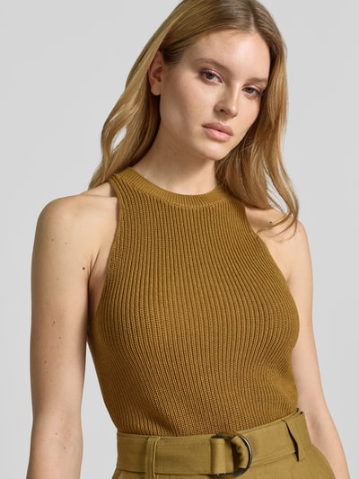 Modelka kobieca nosi Stricktop mit Rundhalsausschnitt od Style Icon Collection, bawełna-wiskoza, krój slim fit, kolor musztardowy, zbliżenie na górną część ciała