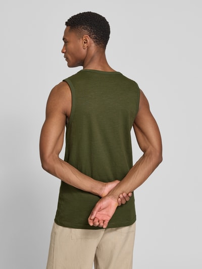 Männermodel trägt Regular Fit Tank Top aus reiner Baumwolle von s.Oliver RED LABEL in Olivgrün, unifarben, Flammgarntextur, Ganzkörperansicht Rückansicht.