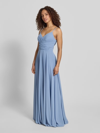 Modelka nosi Abendkleid mit Drapierungen und V-Ausschnitt von Mascara w jasnoniebieskim kolorze, krój slim fit, drapowania, długa sukienka maxi, dekolt w kształcie litery V, długość pleców w rozmiarze 36: 128 cm, szerokość w rozmiarze 36: 32 cm, perspektywa całej sylwetki z przodu.