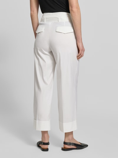 Frauenmodel trägt Culotte mit Gürtel und Eingrifftaschen von Windsor, weißer Baumwoll-Mix, Wide Leg Fit, Detailansicht Rückansicht.